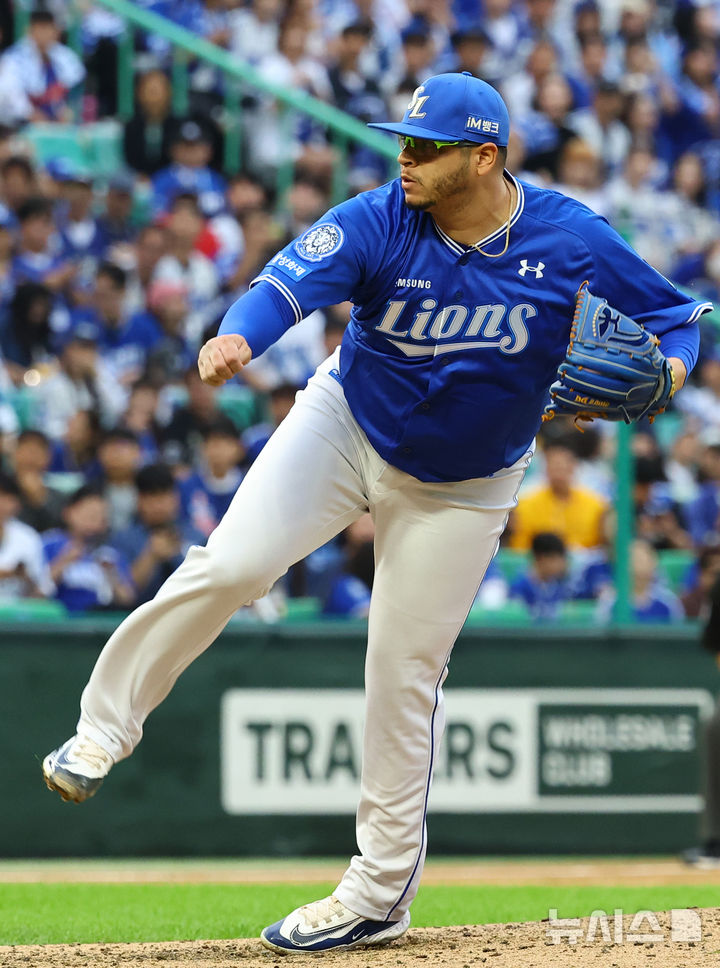 [서울=뉴시스] 박주성 기자 = 11일 인천 미추홀구 SSG랜더스필드에서 열린 2025 KBO 포스트시즌 준플레이오프 2차전 삼성 라이온즈와 SSG 랜더스의 경기, 9회말 삼성의 5번째 투수 후라도가 역투하고 있다. 2025.10.11. park7691@newsis.com