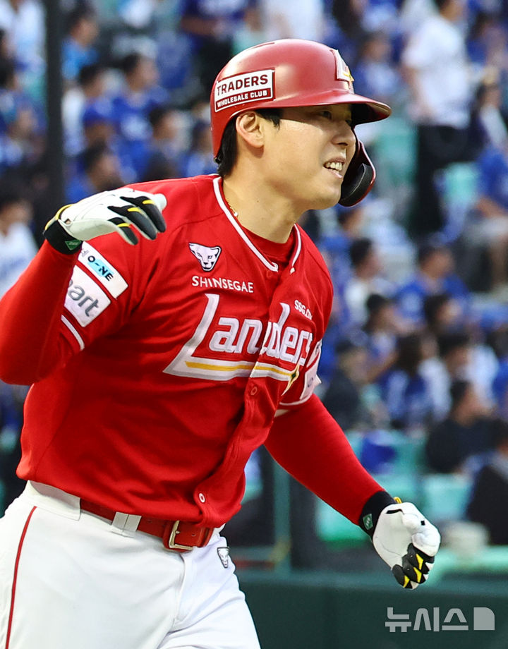 [서울=뉴시스] 박주성 기자 = 11일 인천 미추홀구 SSG랜더스필드에서 열린 2025 KBO 포스트시즌 준플레이오프 2차전 삼성 라이온즈와 SSG 랜더스의 경기, 9회말 원아웃 SSG 김성욱이 굿바이 홈런을 치고 있다. 2025.10.11. park7691@newsis.com