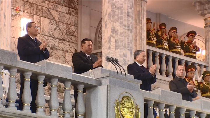 [서울=뉴시스] 10월 10일 평양 김일성광장에서 노동당 창건 80주년 경축 열병식에 또 럼 베트남 공상당 서기장이 참석했다. 오른쪽부터 드미트리 메드베데프 러시아 국가안보위원회 부의장, 또 럼 서기장, 김정은 국무위원장, 리창 중국 국무원 총리. (사진=조선중앙TV 캡처) 2025.12.24. photo@newsis.com *재판매 및 DB 금지