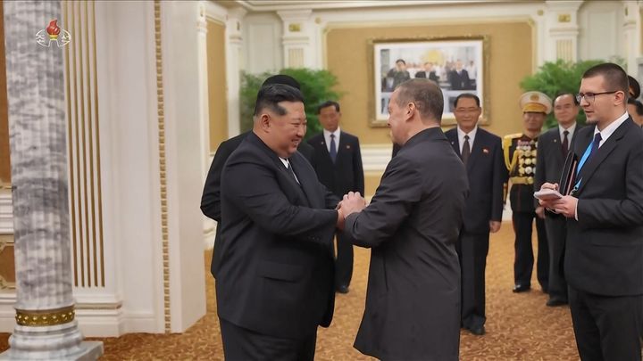[서울=뉴시스] 지난 10일 평양 김일성광장에서 노동당 창건 80주년 경축 열병식이 성대히 거행됐다고 조선중앙TV가 11일 보도했다. 사진은 김정은 북한 국무위원장이 열병식을 마친 뒤 드미트리 메드베데프 러시아 국가안보위원회 부의장과 인사하고 있다. (사진=조선중앙TV 캡처) 2025.10.24. photo@newsis.com *재판매 및 DB 금지
