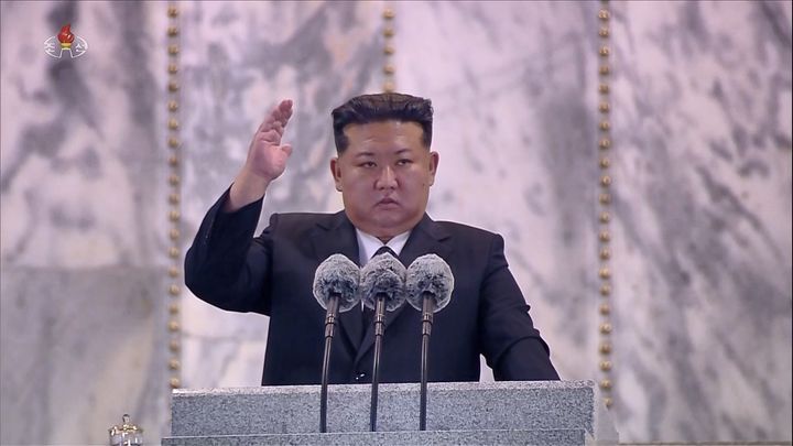 [서울=뉴시스] 지난 10일 평양 김일성광장에서 노동당 창건 80주년 경축 열병식이 성대히 거행됐다고 조선중앙TV가 11일 보도했다. 사진은 김정은 북한 국무위원장이 열병식에서 분열받고 있다. (사진=조선중앙TV 캡처) 2025.10.11. photo@newsis.com *재판매 및 DB 금지