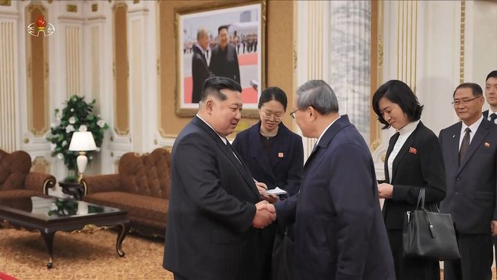 [서울=뉴시스] 지난 10일 평양 김일성광장에서 노동당 창건 80주년 경축 열병식이 성대히 거행됐다고 조선중앙TV가 11일 보도했다. 사진은 김정은 북한 국무위원장이 열병식을 마친 뒤 리창 중국 국무원 총리와 인사하고 있다. (사진=조선중앙TV 캡처) 2025.10.11. photo@newsis.com *재판매 및 DB 금지