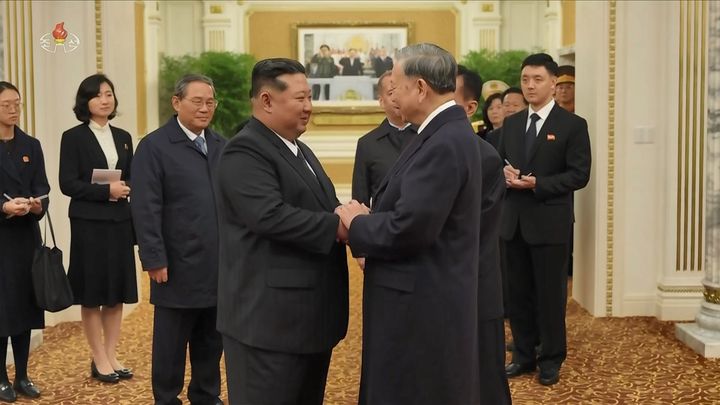 [서울=뉴시스] 지난해 10월 10일 평양 김일성광장에서 노동당 창건 80주년 경축 열병식이 성대히 거행됐다고 조선중앙TV가 이튿날 보도했다. 사진은 김정은 북한 국무위원장이 열병식을 마친 뒤 또 럼 베트남 공산당 서기장과 인사하고 있다. (사진=조선중앙TV 캡처) 2026.04.08. photo@newsis.com *재판매 및 DB 금지