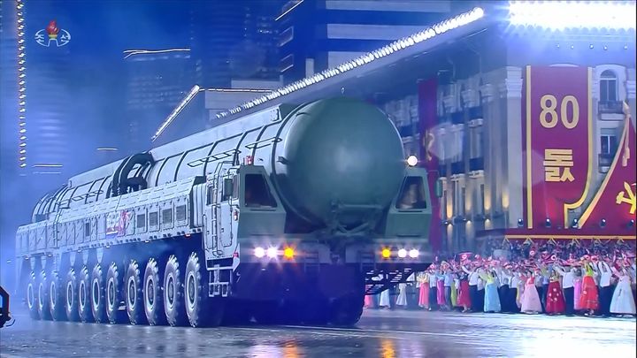 [서울=뉴시스] 지난 10일 평양 김일성광장에서 노동당 창건 80주년 경축 열병식이 성대히 거행됐다고 조선중앙TV가 11일 보도했다. 사진은 신형 대륙간탄도미사일(ICBM) '화성-20형' 모습. (사진=조선중앙TV 캡처) 2025.10.11. photo@newsis.com *재판매 및 DB 금지