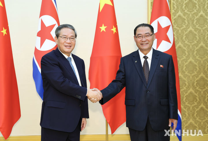 [평양=신화/뉴시스] 박태성 북한 내각총리(오른쪽)와 리창 중국 국무원 총리가 11일 북한 평양 만수대의사당에서 회담하며 악수하고 있다. 2025.10.11.