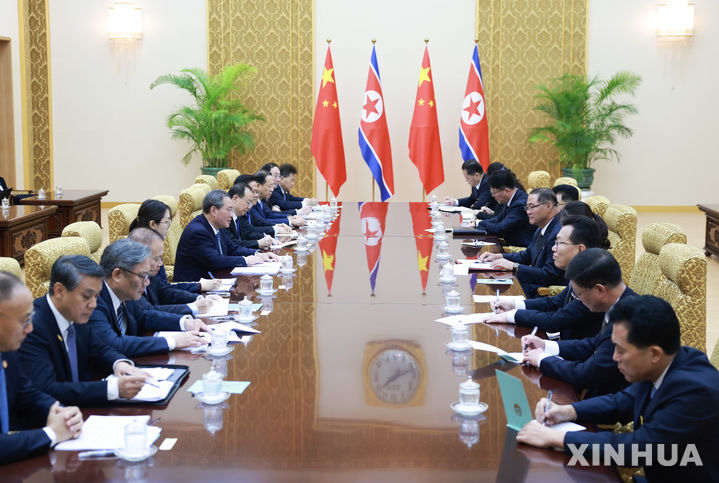 [평양=신화/뉴시스] 박태성 북한 내각총리와 리창 중국 국무원 총리가 11일 북한 평양 만수대의사당에서 회담하고 있다. 2025.10.11.