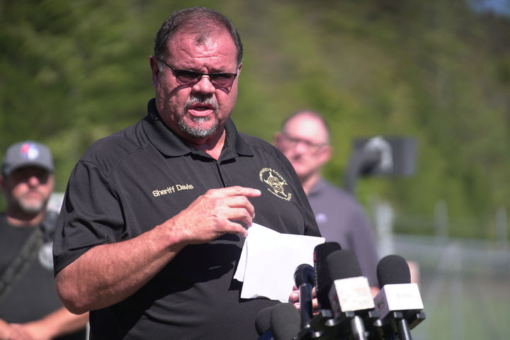 [벅스노트(미 테네시주)=AP/뉴시스]미 테네시주 험프리 카운티 보안관 크리스 데이비스가 11일(현지시각) 벅스노트의 폭발물 공장 어큐레이트 에너제틱 시스템즈에서 발생한 폭발 사고로 16명이 숨지고 생존자는 발견되지 않았다고 기자회견에서 밝히고 있다. 2025.10.12.