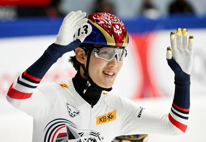 [몬트리올=AP/뉴시스] 임종언이 11일(현지 시간) 캐나다 몬트리올에서 열린 2025-26 국제빙상경기연맹(ISU) 쇼트트랙 월드투어 1차 남자 1500m 결승에서 선두로 골인한 후 세리머니하고 있다. 임종언은 2분16초141로 금메달을, 황대헌은 2분16초293으로 은메달을 목에 걸었다. 2025.10.12.