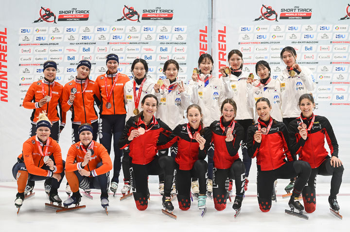 [몬트리올=AP/뉴시스] 한국 쇼트트랙 여자 계주 대표팀(뒷줄 오른쪽)이 11일(현지 시간) 캐나다 몬트리올에서 열린 2025-26 국제빙상경기연맹(ISU) 쇼트트랙 월드투어 1차 여자 3000m 계주 결승을 마친 뒤 메달을 들고 포즈를 취하고 있다. 한국은 4분07초318로 금메달을 목에 걸었다. 2025.10.12.