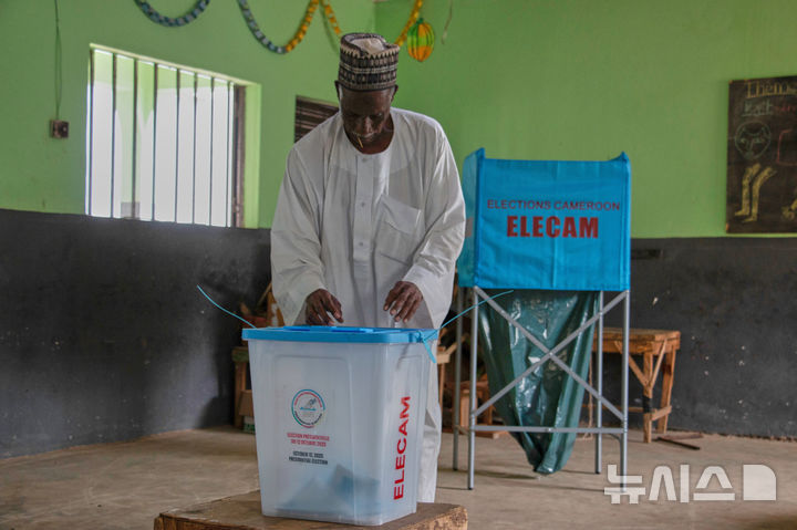 [AP/뉴시스] 12일 카메룬 가루아의 투표소에서 유권자가 투표하고 있다 