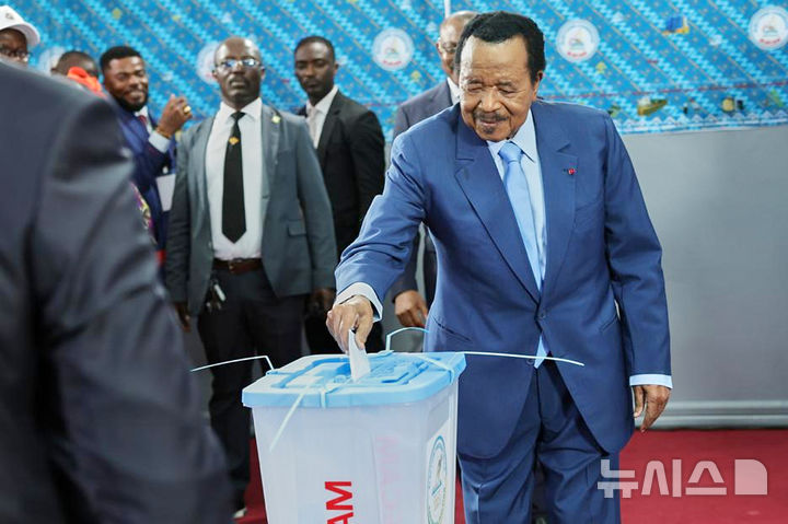 [AP/뉴시스] 폴 비야 대통령이 수도 야운데에서 투표하고 있다