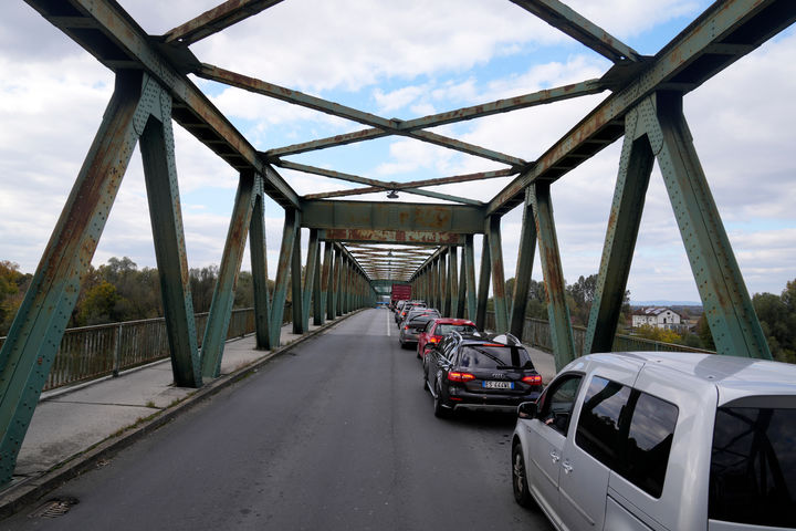 [스타라 그라디스카(크로아티아)=AP/뉴시스] 보스니아 헤르체고비나(BiH)에서 유럽연합 회원국 크로아티아로 입국하는 국경관문 도로에 지난 해 10월 12일 비회원국 운전자에 대한 검문과 통관 허가 강화로 긴 차량 행렬이 적체되어있다. 보스니아 트럭운송업계는 유럽연합의 이 정책이 화물업계와 경제에 타격을 입히고 있다고 폐지를 요구하면서 1월 26일 부터 국경세관 봉쇄 등 실력행사에 들어갔다. 2026. 01. 27. 