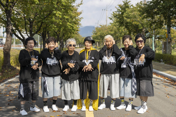 [칠곡=뉴시스] 칠곡 할매래퍼그룹 수니와칠공주. (사진=칠곡군 제공) 2025.10.12 photo@newsis.com *재판매 및 DB 금지