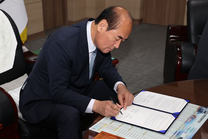 [상주=뉴시스] 강영석 시장이 협약서에 서명하고 있다. (사진=상주시 제공) 2025.10.12 photo@newsis.com *재판매 및 DB 금지