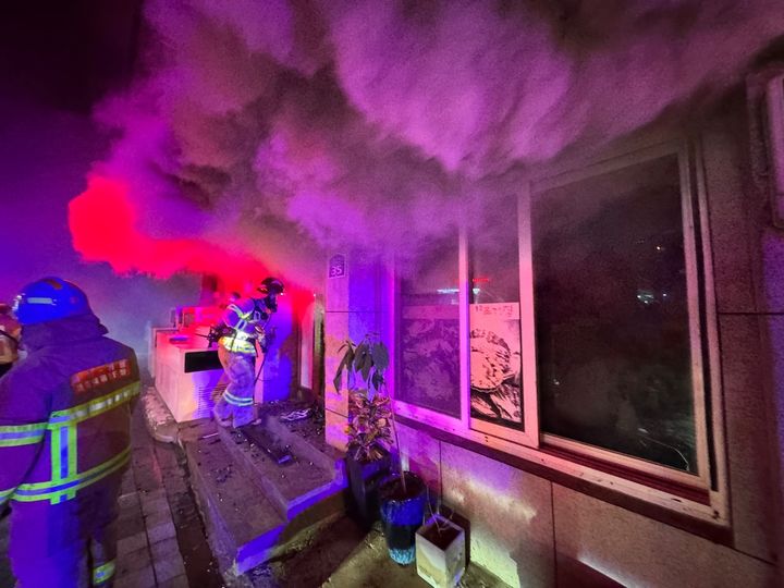 청평면 횟집 화재 현장. (사진=경기북부소방재난본부 제공) photo@newsis.com *재판매 및 DB 금지