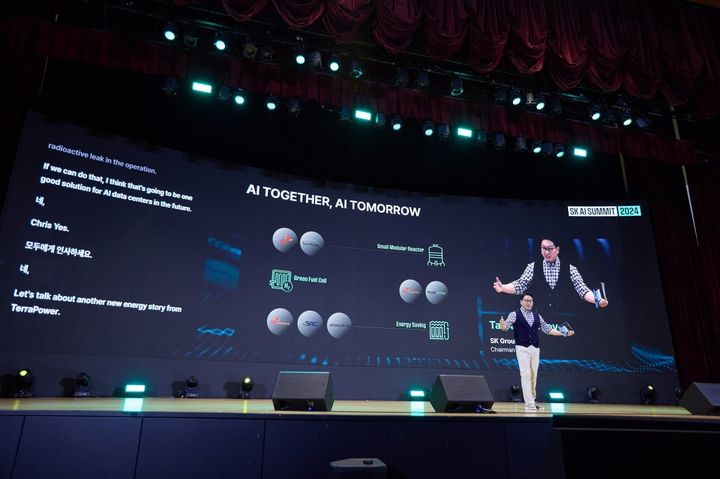 [서울=뉴시스]최태원 SK그룹 회장이 지난해 11월 SK AI Summit 2024에서 기조연설을 하는 모습. (사진=SK그룹 제공) 2025.10.12. photo@newsis.com *재판매 및 DB 금지