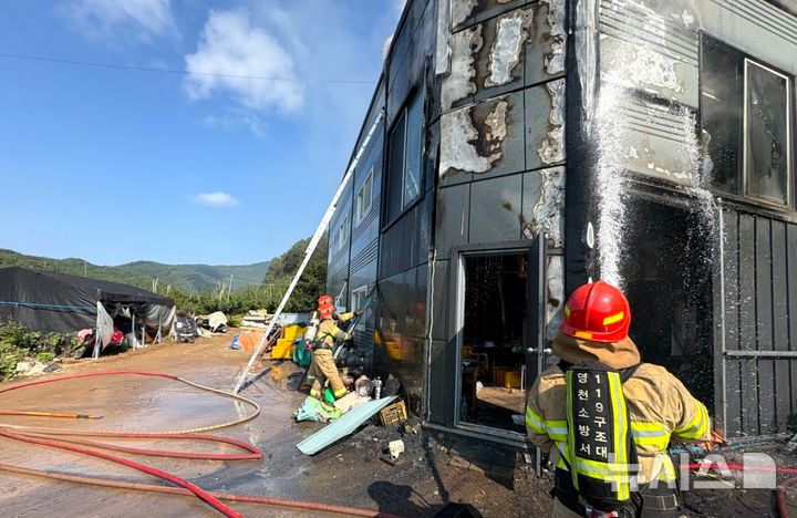 [영천=뉴시스] 송종욱 기자 = 영천시 화북면 주거·농업용 창고 불 진화. (사진=경북소방본부 제공) 2025.10.12. photo@newsis.com&nbsp; 