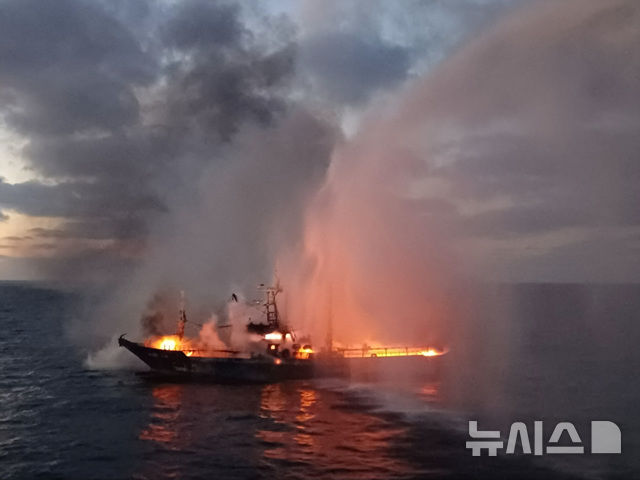 [서귀포=뉴시스] 12일 서귀포해양경찰서와 제주소방안전본부에 따르면 이날 오전 3시52분께 서귀포시 마라도 남동쪽 약 35㎞ 해상에서 부산선적 대형선망 A(129t·승선원 27명)호에서 불이 났다는 신고가 접수됐다. 사진은 불길이 치솟는 선박 화재를 진압하는 모습. (사진=서귀포해양경찰서 제공) 2025.10.12. photo@newsis.com *재판매 및 DB 금지
