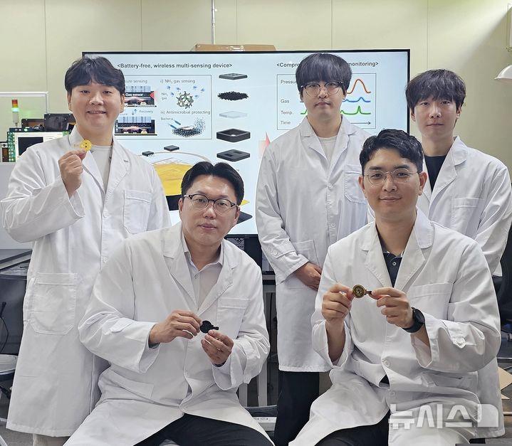 [창원=뉴시스]배터리 없이 피부 접촉만으로 욕창 조기 진단이 가능한 나노소재 기반 '무선 센서 플랫폼'을 개발한 국내 연구진. 맨 왼쪽 위부터 반시계 방향으로 한국전기연구원 최명우 박사, 국립창원대학교 오용석 교수, 한국화학연구원 조동휘 박사, 화학연 이선우 석박사 통합과정 학생, 국립창원대 김상원 석사과정 학생. (사진=한국전기연구원 제공) 2025.10.13. photo@newsis.com