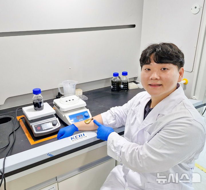 [창원=뉴시스]한국전기연구원(KERI) 최명우 박사가 팔에 '다기능 무선 생체 센서'를 부착하고 포즈를 취하고 있다.(사진=한국전기연구원 제공) 2025.10.13. photo@newsis.com