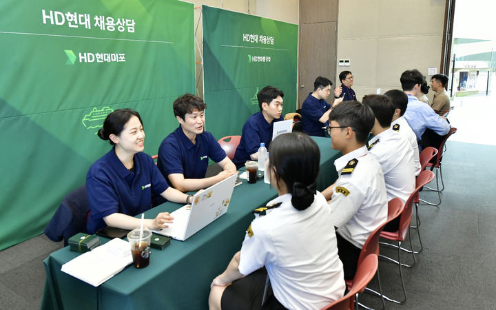[서울=뉴시스]올해 5월 '마덱스 2025' 현장에서 실시한 채용박람회 모습. (사진=HD현대중공업 제공) 2025.10.12. photo@newsis.com *재판매 및 DB 금지