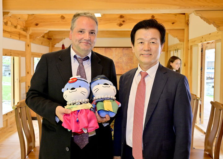 [진주=뉴시스]프랑스 투레트市 관계자, 진주 남강유등축제 방문.(사진=진주시 제공).2025.10.12.photo@newsis.com *재판매 및 DB 금지