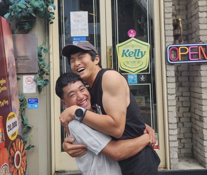 [서울=뉴시스] 웹툰 작가이자 방송인 기안84(본명 김희민)와 방송을 통해 인연을 맺은 네팔 소년 타망이 국제구호단체로부터 한국어 교육비와 생활비를 지원받게 됐다. 기안84와 타망의 모습. (사진 = 기안84 인스타그램 캡처) 2025.10.12. *재판매 및 DB 금지