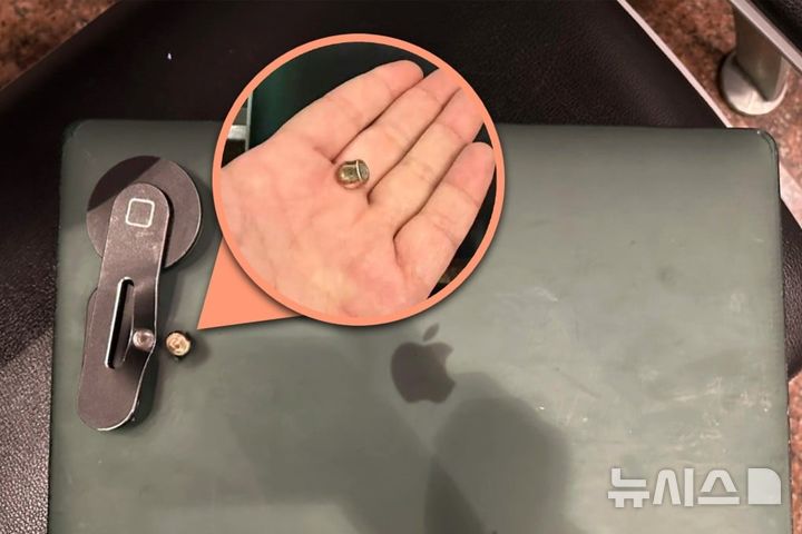 [뉴시스] 총격 피습 이후 노트북에 박혀 있던 총알. (사진=사우스차이나모닝포스트) 2025.10.09. 