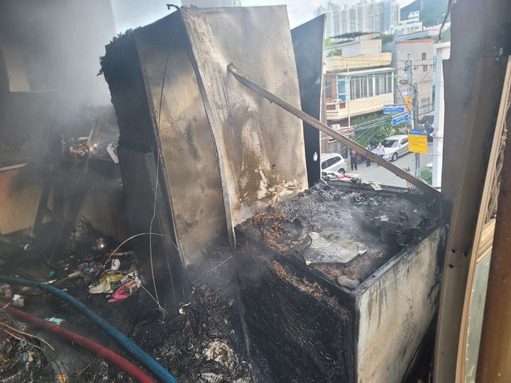 [부산=뉴시스] 12일 오전 부산 사상구의 한 4층짜리 건물 3층 주택 거실에서 불이 났다. (사진=부산소방재난본부 제공) 2025.10.12. photo@newsis.com&nbsp; *재판매 및 DB 금지