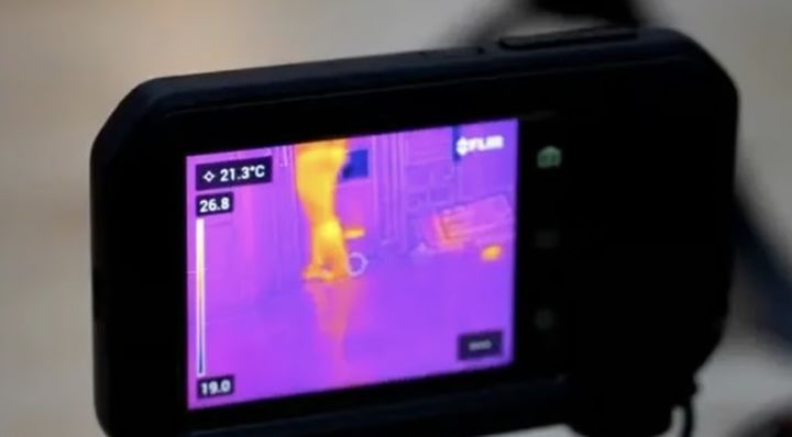 [서울=뉴시스] 사고 부동산에 설치된 열화상 카메라의 모습. (사진 = SCMP 캡처) 2025.10.12. *재판매 및 DB 금지
