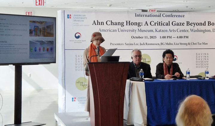 안창홍-워싱턴 아메리칸대학 컨퍼런스에서 사비나미술관 이명옥 관장이 발표하고 있다. *재판매 및 DB 금지