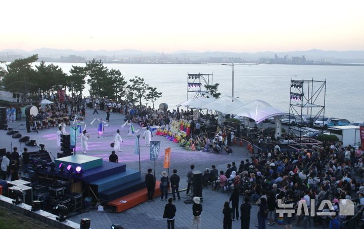 [포항=뉴시스] 송종욱 기자 = 지난 11일 연오랑세오녀테마공원에서 열린 '제16회 일월문화제'. (사진=포항시 제공) 2025.10.12. photo@newsis.com