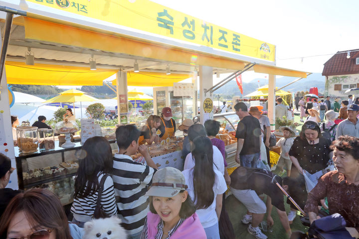 [임실=뉴시스] '2025 임실N치즈축제' 4일째인 지난 11일 축제장인 임실치즈테마파크, 20% 할인가격에 임실치즈를 구매하려 줄을 관광객들이 줄을 서 있다. (사진=임실군 제공) 2025.10.12. photo@newsis.com *재판매 및 DB 금지