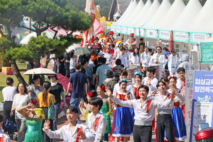 [임실=뉴시스] '2025 임실N치즈축제' 4일째인 지난 11일 축제장인 임실치즈테마파크, 관광객들 사이로 벨기에 전통의상을 차려입은 행렬과 삐에로 등의 거리퍼레이드가 펼쳐지고 있다. (사진=임실군 제공) 2025.10.12. photo@newsis.com *재판매 및 DB 금지