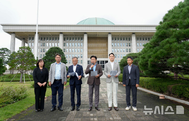 [제주=뉴시스] 오영훈(오른쪽 세번째) 제주지사가 12일 오후 서울 국회의사당 앞에서 제주4·3 역사 왜곡 발언 규탄 기자회견을 열어 발언하고 있다. (사진=제주도 제공) 2025.10.12. photo@newsis.com *재판매 및 DB 금지