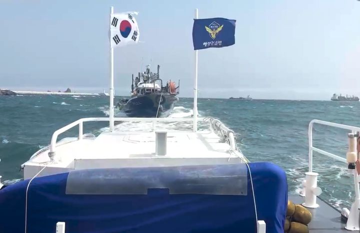 [부산=뉴시스] 12일 부산 영도구 앞 해상에서 표류하다가 예인되는 낚시어선. (사진=부산해경 제공) 2025.10.12. photo@newsis.com  *재판매 및 DB 금지