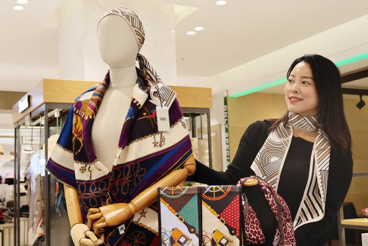 [대구=뉴시스] 롯데백화점은 대구점 지하 1층 '자파즈' 매장에서 다양한 컬러와 패턴의 스카프 제품을 선보인다 . (사진 = 롯데백화점 제공) 2025.10.12. photo@newsis.com *재판매 및 DB 금지