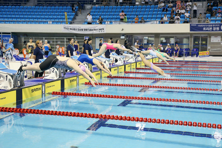 [창원=뉴시스] 강경국 기자 = 12일 경남 창원실내수영장에서 제4회 창원특례시장배 전국 마스터즈 클럽대항 수영대회가 개최되고 있다. (사진=창원시청 제공). 2025.10.12. photo@newsis.com *재판매 및 DB 금지