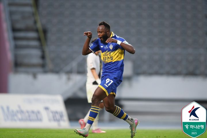 [아산=뉴시스] 충남아산FC 공격수 은고이가 12일 열린 경남FC와 경기에서 득점 후 세레머니를 하고 있다. (사진=한국프로축구연맹 제공) 2025.10.12 photo@newsis.com *재판매 및 DB 금지