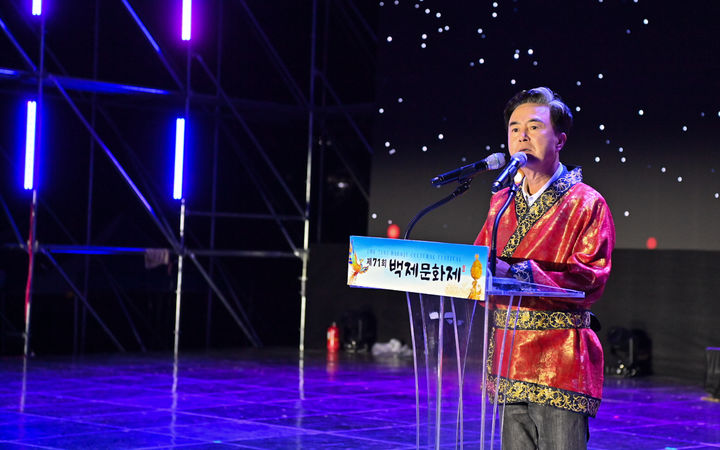 [부여=뉴시스] 김태흠 충남도지사가 12일 충남 부여군 백제문화단지에서 열린 제71회 백제문화제 폐막식에서 인사말을 하고 있다. (사진=충청남도 제공) 2025.10.12 photo@newsis.com *재판매 및 DB 금지