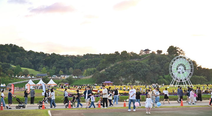 [공주=뉴시스] 충남 공주시에서 열린 제71회 백제문화제에서 관람객들이 미르섬 꽃밭을 오가고 있다.(사진=공주시 제공) 2025.10.12. photo@newsis.com. *재판매 및 DB 금지