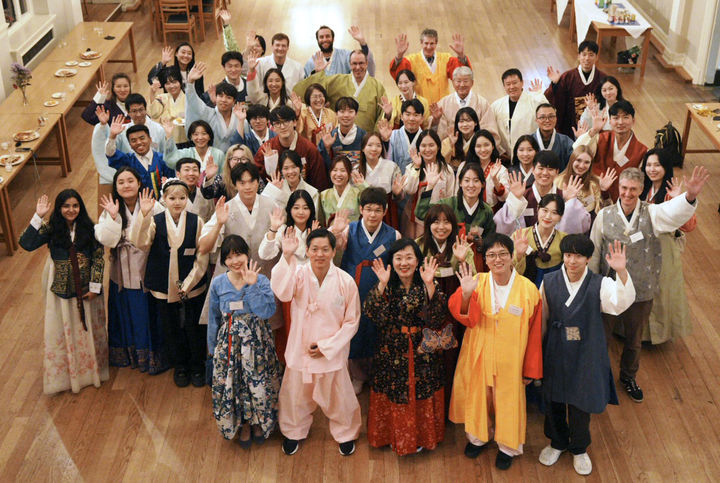 [서울=뉴시스] 추상철 기자 = 주영한국문화원은 케임브리지대학교 한인 회장단과 협력해 지난 11일 영국 케임브리지 대학에서 ‘케임브리지 한국의 날: 세미나 & 한복 포멀 디너’ 행사를 열었다고 12일 밝혔다. (사진= 주영한국문화원 제공) 2025.10.12. photo@newsis.com *재판매 및 DB 금지