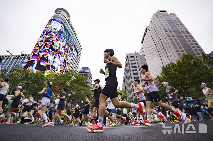 [서울=뉴시스] 김근수 기자 = 12일 오전 서울 종로구 세종대로에서 열린 '2025 서울레이스 마라톤’에서 하프부문 참가자들이 출발선에서 출발하고 있다. 2025.10.12. ks@newsis.com