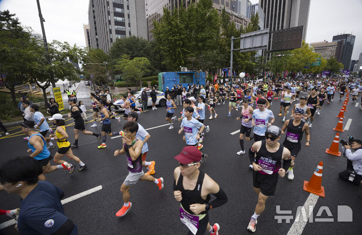[서울=뉴시스] 김근수 기자 = 12일 오전 서울 종로구 세종대로에서 열린 '2025 서울레이스 마라톤’에서 하프부문 참가자들이 출발선에서 출발하고 있다. 2025.10.12. ks@newsis.com