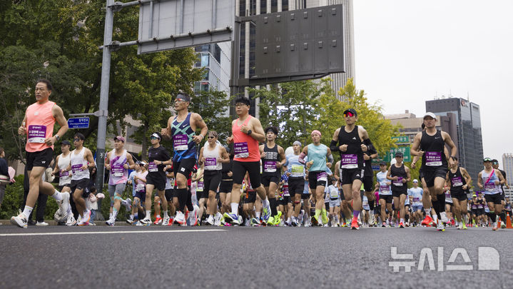 [서울=뉴시스] 김근수 기자 = 10월 12일 오전 서울 종로구 세종대로에서 열린 '2025 서울레이스 마라톤’에서 하프부문 참가자들이 출발선에서 출발하고 있다. (기사 내용과 관련이 없습니다.) 2025.10.12. ks@newsis.com