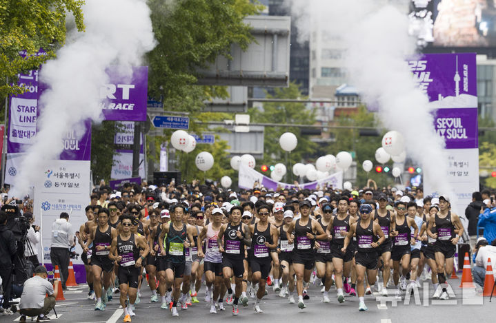 [서울=뉴시스] 김근수 기자 = 12일 오전 서울 종로구 세종대로에서 열린 '2025 서울레이스 마라톤’에서 하프부문 참가자들이 출발선에서 출발하고 있다. 2025.10.12. ks@newsis.com