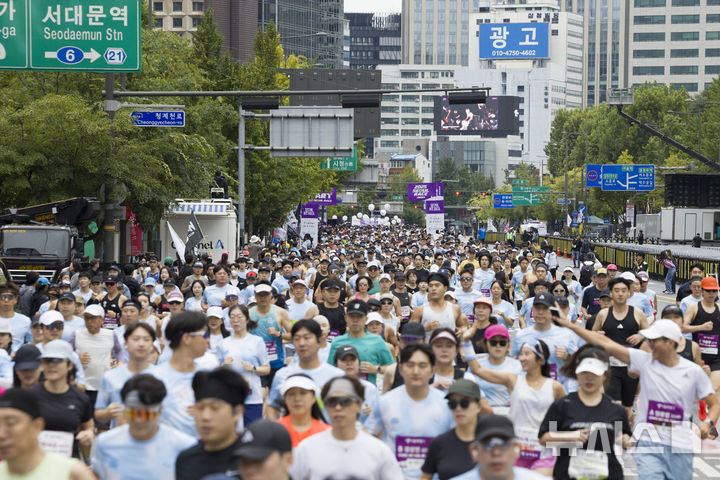 [서울=뉴시스] 김근수 기자 = 12일 오전 서울 종로구 세종대로에서 열린 '2025 서울레이스 마라톤’에서 하프부문 참가자들이 출발선에서 출발하고 있다. 2025.10.12. ks@newsis.com