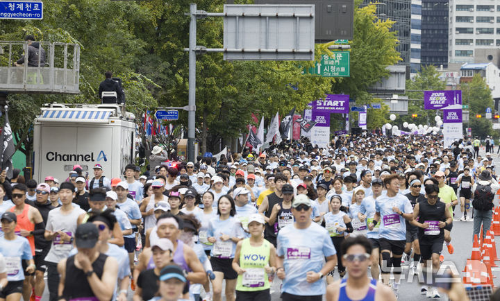 [서울=뉴시스] 김근수 기자 = 12일 오전 서울 종로구 세종대로에서 열린 '2025 서울레이스 마라톤’에서 하프부문 참가자들이 출발선에서 출발하고 있다. 2025.10.12. ks@newsis.com