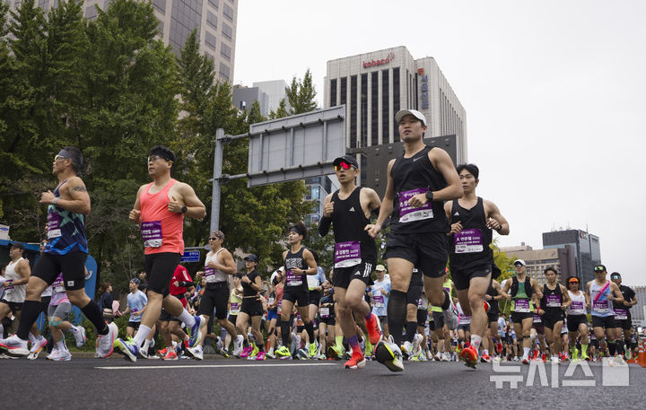 [서울=뉴시스] 김근수 기자 = 12일 오전 서울 종로구 세종대로에서 열린 '2025 서울레이스 마라톤’에서 하프부문 참가자들이 출발선에서 출발하고 있다. 2025.10.12. ks@newsis.com