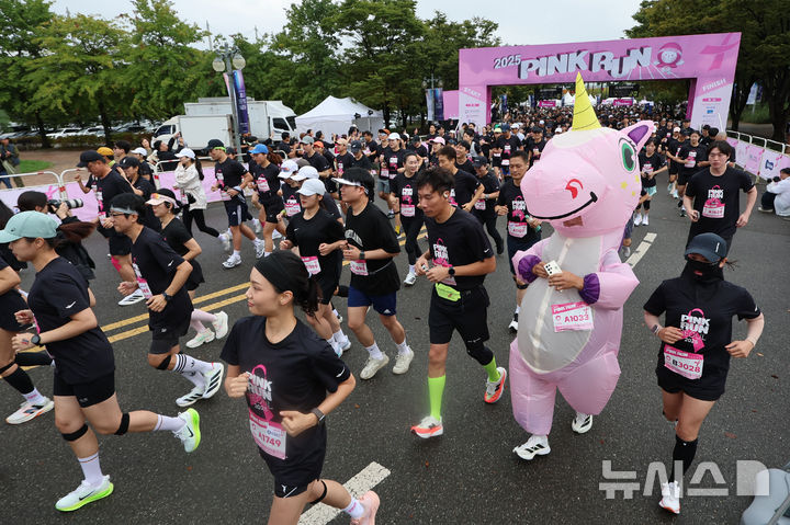 [서울=뉴시스] 권창회 기자 = 12일 서울 마포구 평화의공원 평화광장에서 열린 2025 핑크런에 참가한 러너들이 힘찬 출발을 하고 있다. 2025.10.12. kch0523@newsis.com